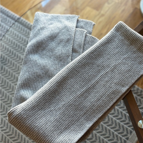 Cuyana Accessories - Cuyana Gray Ribbed Scarf